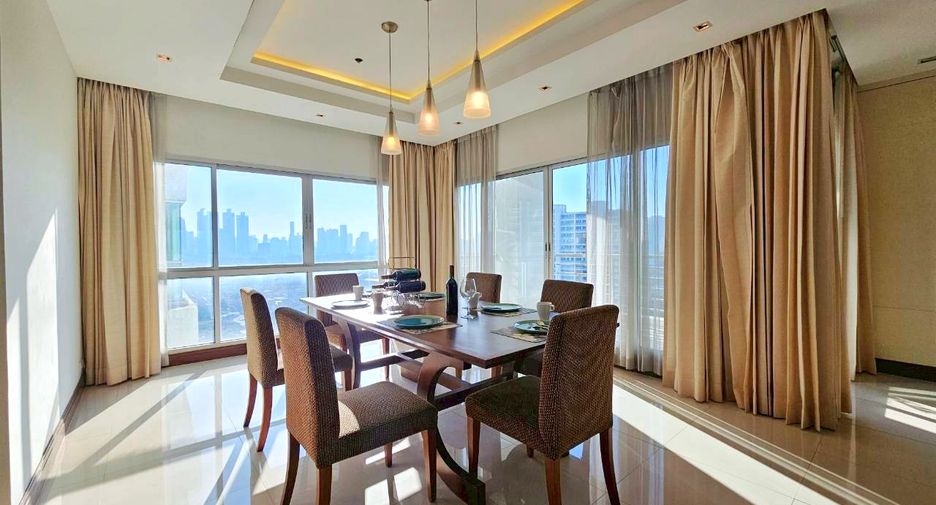 For rent 3 bedrooms condo in Pathum Wan, Bangkok