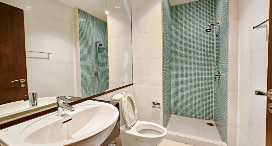 For rent 3 bedrooms condo in Pathum Wan, Bangkok