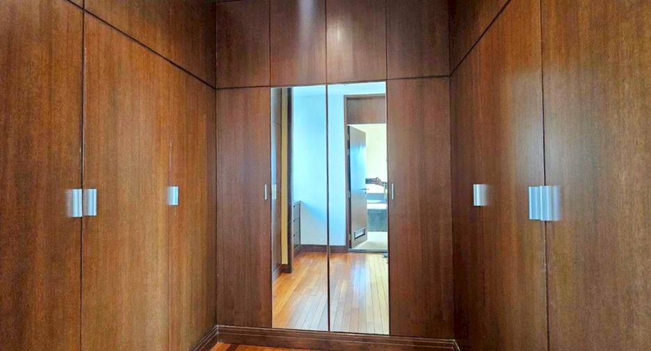 For rent 3 bedrooms condo in Pathum Wan, Bangkok