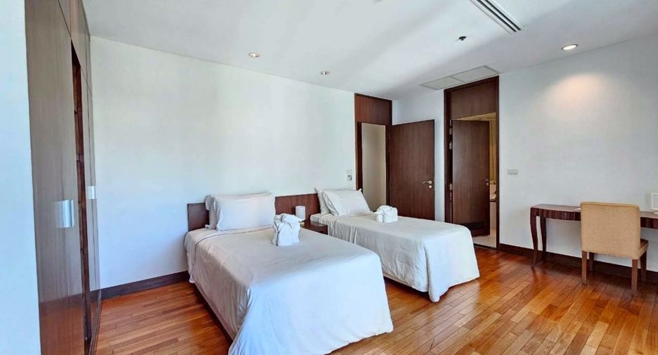 For rent 3 bedrooms condo in Pathum Wan, Bangkok