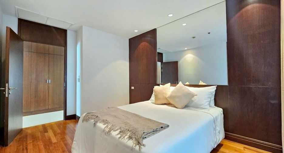 For rent 3 bedrooms condo in Pathum Wan, Bangkok
