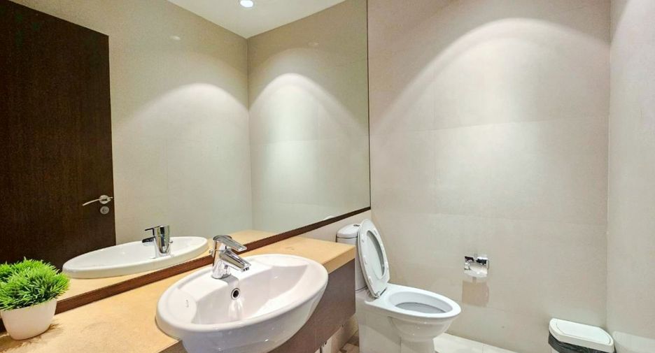 For rent 3 bedrooms condo in Pathum Wan, Bangkok