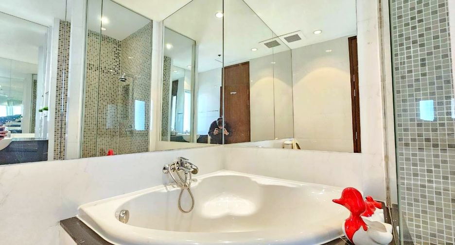 For rent 3 bedrooms condo in Pathum Wan, Bangkok