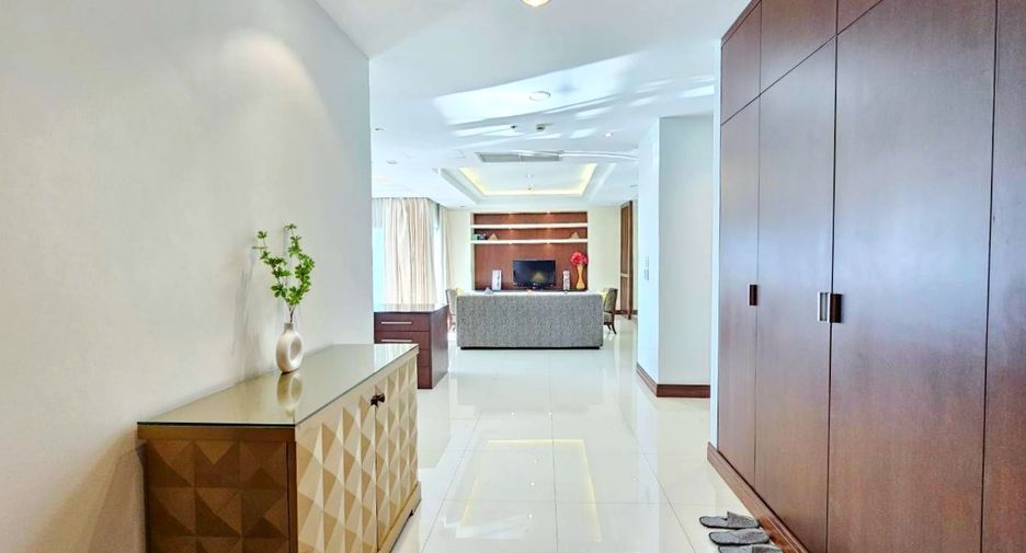 For rent 3 bedrooms condo in Pathum Wan, Bangkok
