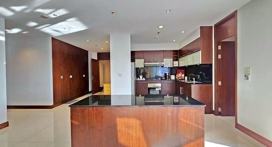 For rent 3 bedrooms condo in Pathum Wan, Bangkok