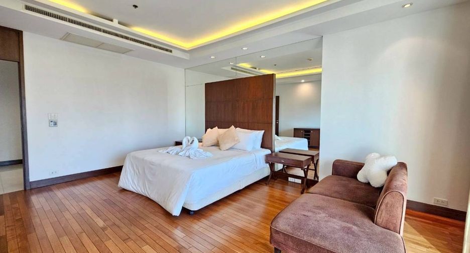 For rent 3 bedrooms condo in Pathum Wan, Bangkok