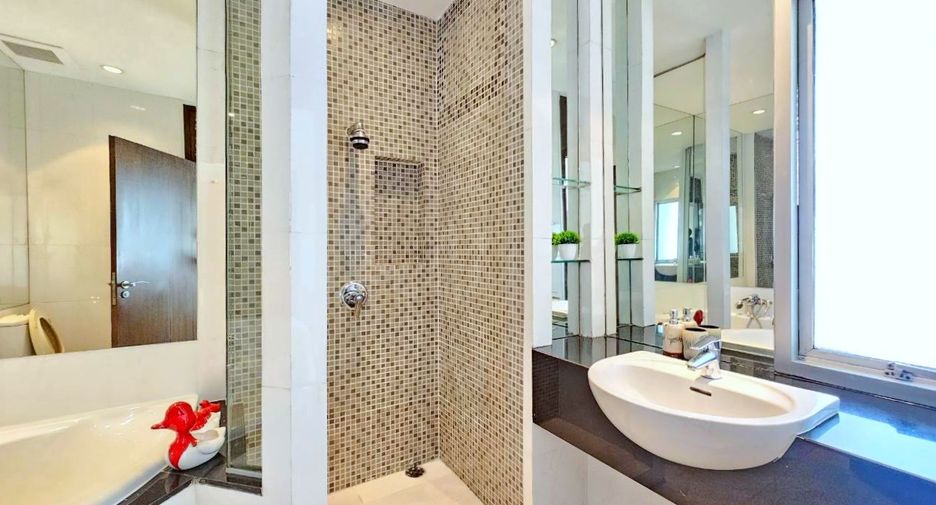 For rent 3 bedrooms condo in Pathum Wan, Bangkok