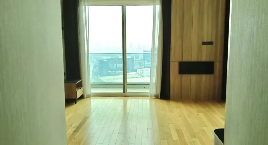For rent 3 bedrooms condo in Khlong Toei, Bangkok
