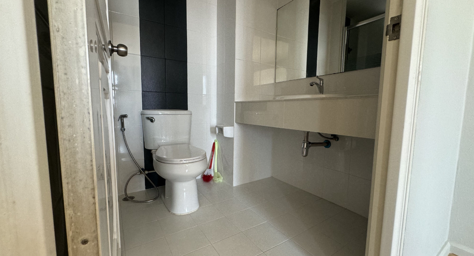 For sale 2 ベッドルーム condo in Mueang Nakhon Sawan, Nakhon Sawan