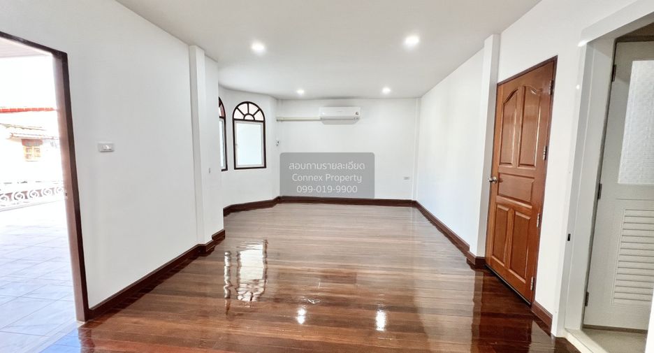 For sale 3 bedrooms townhouse in Bang Kapi, Bangkok