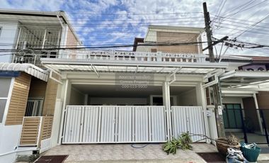 Casa adosada en venta de 3 habitaciones en Bang Kapi, Bangkok