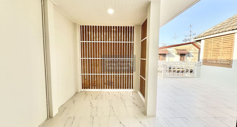 For sale 3 bedrooms townhouse in Bang Kapi, Bangkok