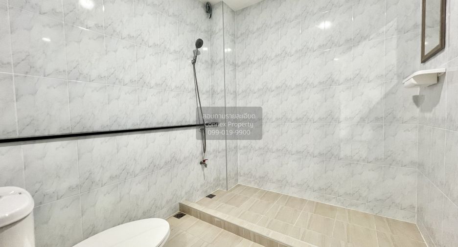 For sale 3 bedrooms townhouse in Bang Kapi, Bangkok
