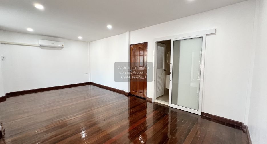 For sale 3 bedrooms townhouse in Bang Kapi, Bangkok