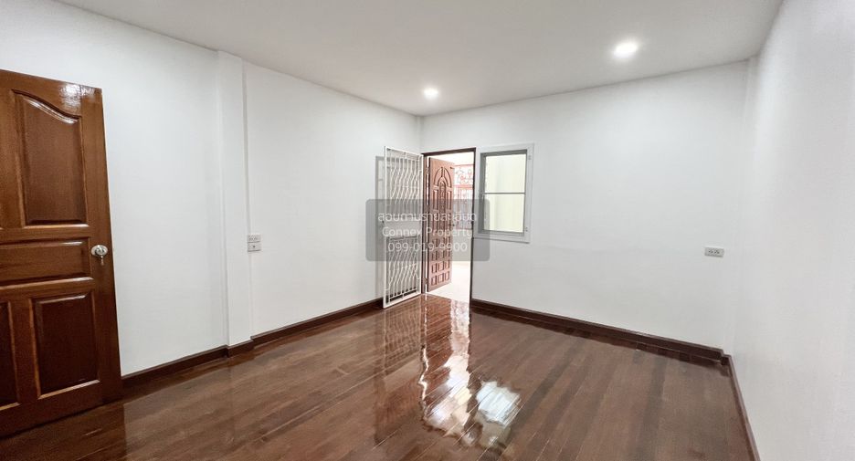 For sale 3 bedrooms townhouse in Bang Kapi, Bangkok