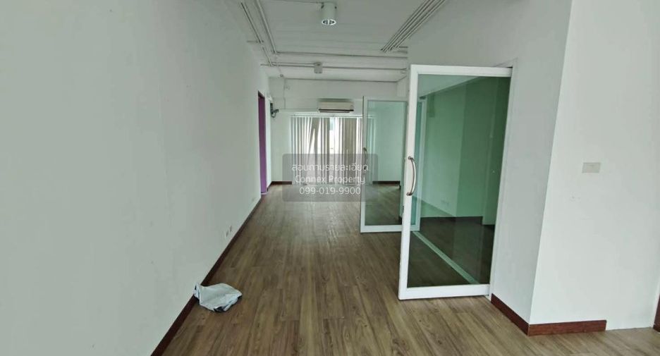 For rent 4 bedrooms townhouse in Suan Luang, Bangkok