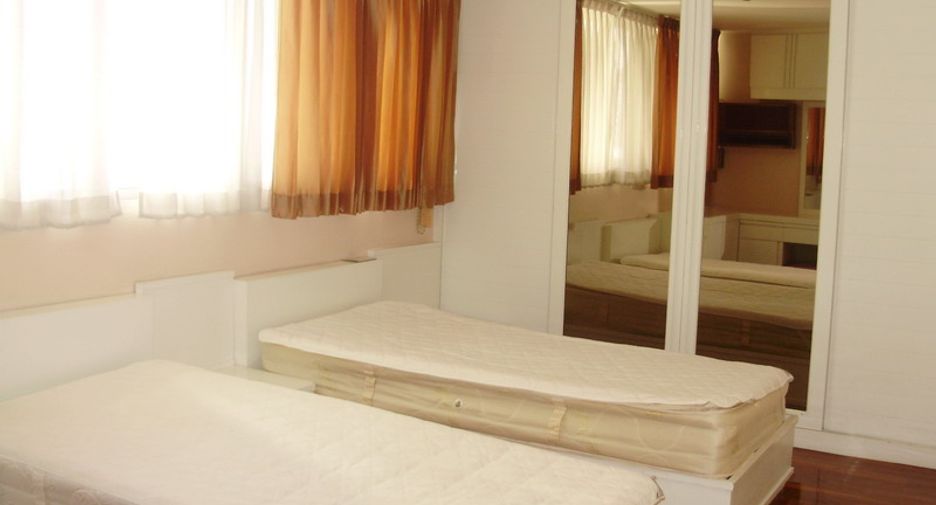 For rent 4 bedrooms condo in Watthana, Bangkok