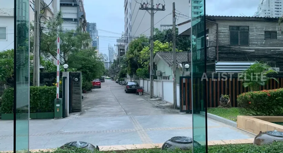 For sale 2 bedrooms condo in Khlong Toei, Bangkok