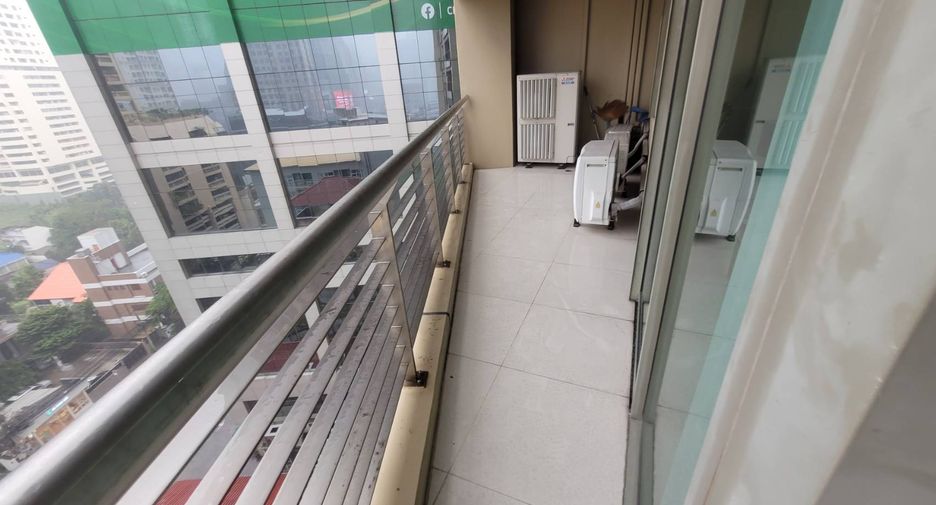 For rent 3 bedrooms condo in Khlong Toei, Bangkok