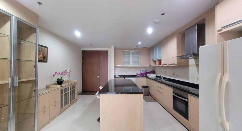 For rent 3 bedrooms condo in Khlong Toei, Bangkok