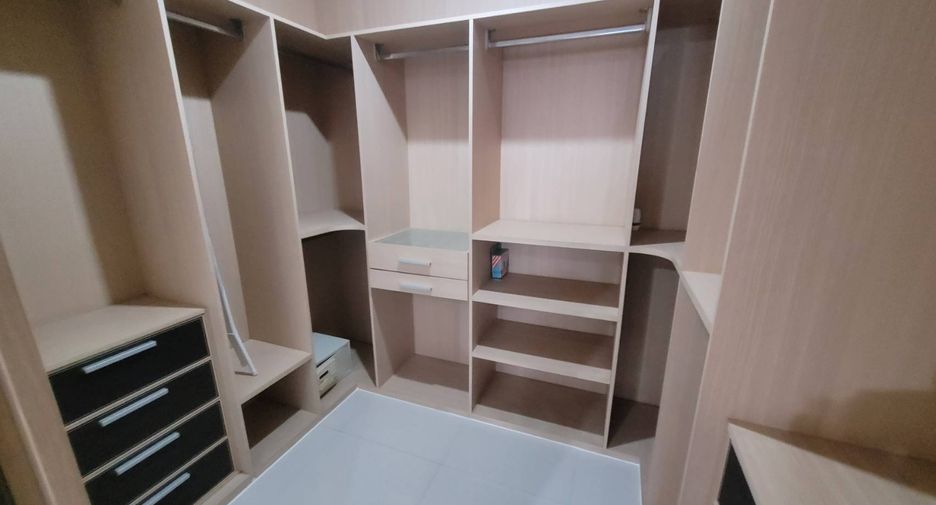 For rent 3 bedrooms condo in Khlong Toei, Bangkok