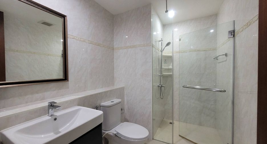 For rent 3 bedrooms condo in Khlong Toei, Bangkok