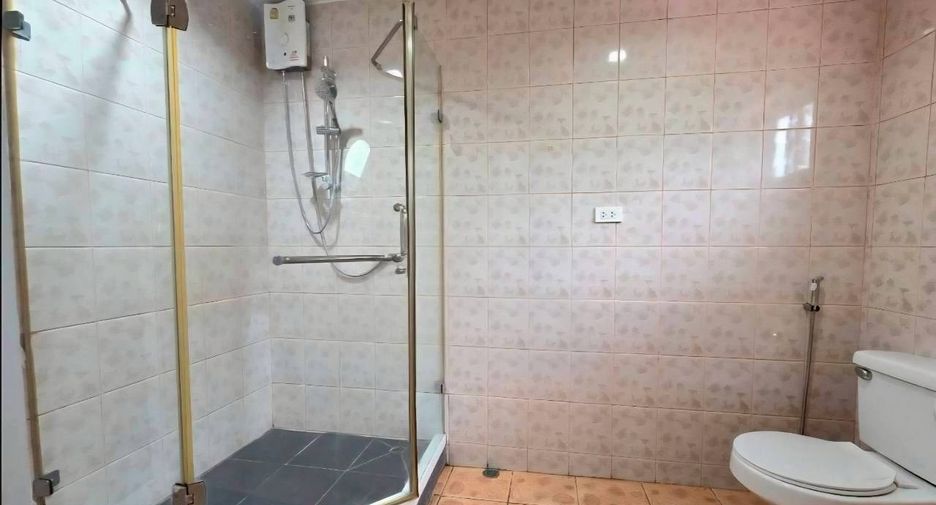 Casa en alquiler de 4 habitaciones en Bang Lamung, Chonburi