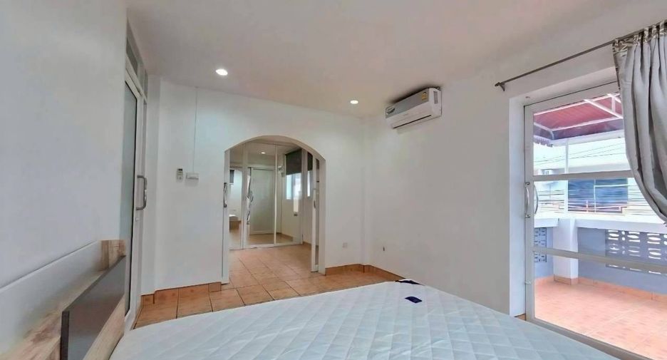 Casa en alquiler de 4 habitaciones en Bang Lamung, Chonburi