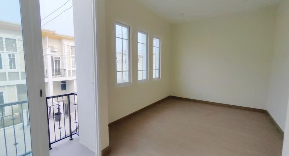 Casa adosada en venta de 4 habitaciones en Bang Lamung, Chonburi