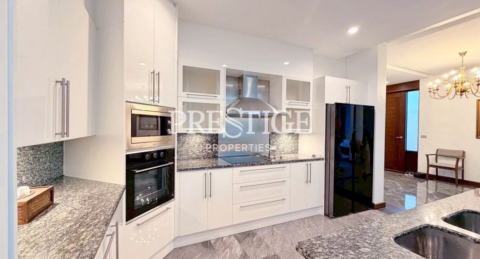 For sale 4 bedrooms house in Sattahip, Chonburi