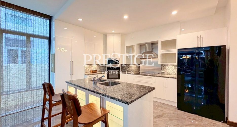 For sale 4 bedrooms house in Sattahip, Chonburi