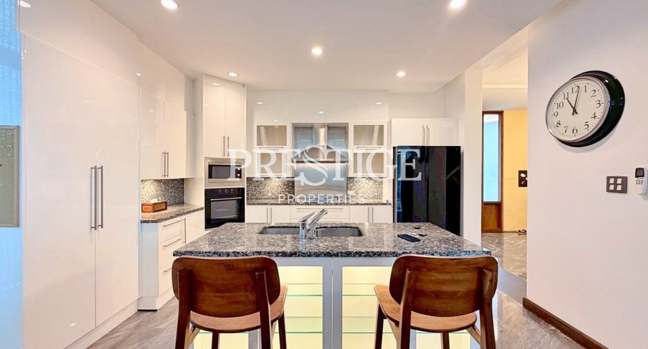 For sale 4 bedrooms house in Sattahip, Chonburi