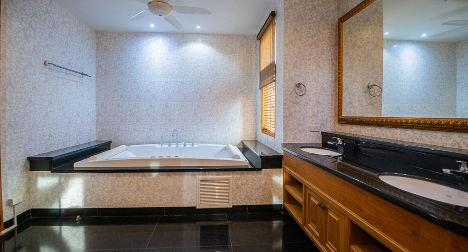For sale 4 bedrooms house in Sattahip, Chonburi