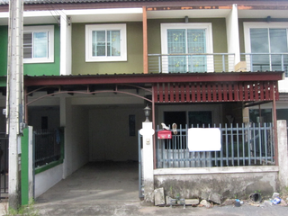 Casa adosada en venta de 3 habitaciones en Pluak Daeng, Rayong