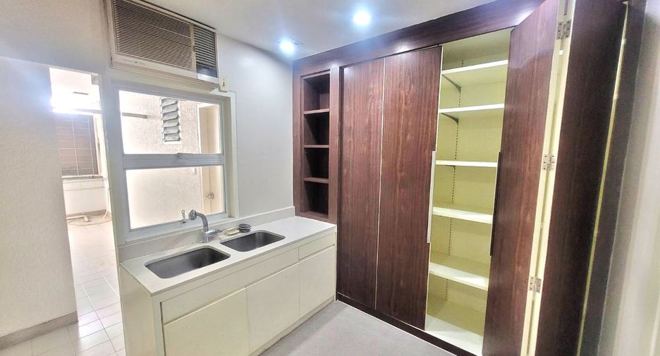 For rent 3 bedrooms condo in Yan Nawa, Bangkok