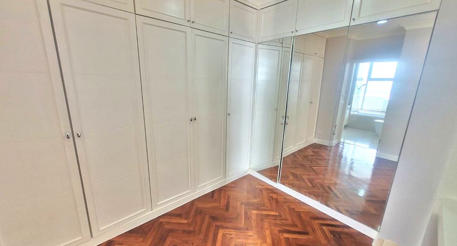 For rent 3 bedrooms condo in Yan Nawa, Bangkok