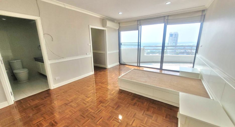 For rent 3 bedrooms condo in Yan Nawa, Bangkok