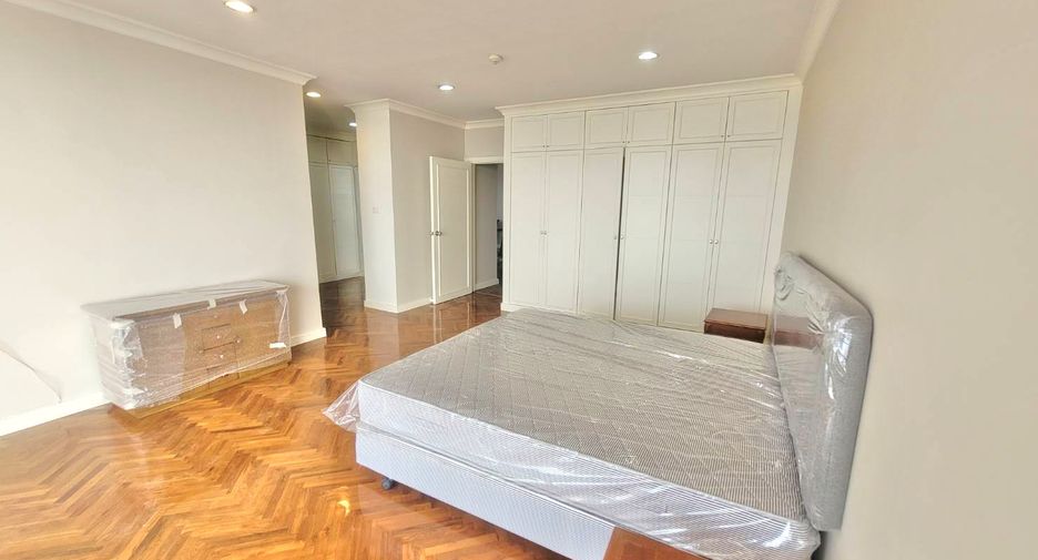 For rent 3 bedrooms condo in Yan Nawa, Bangkok