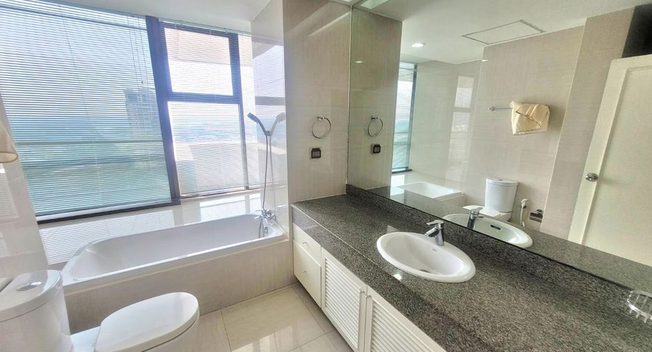 For rent 3 bedrooms condo in Yan Nawa, Bangkok
