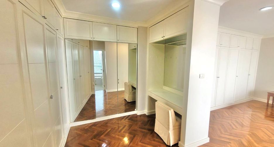 For rent 3 bedrooms condo in Yan Nawa, Bangkok