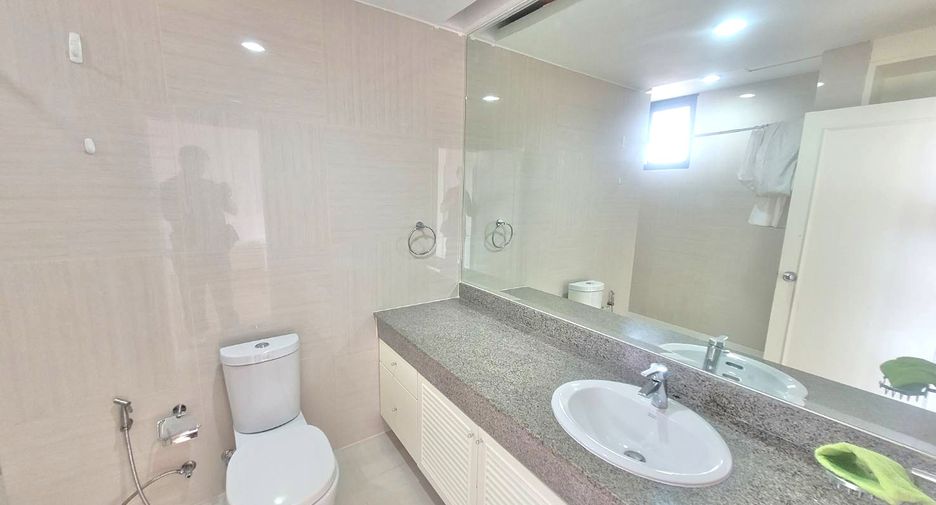 For rent 3 bedrooms condo in Yan Nawa, Bangkok