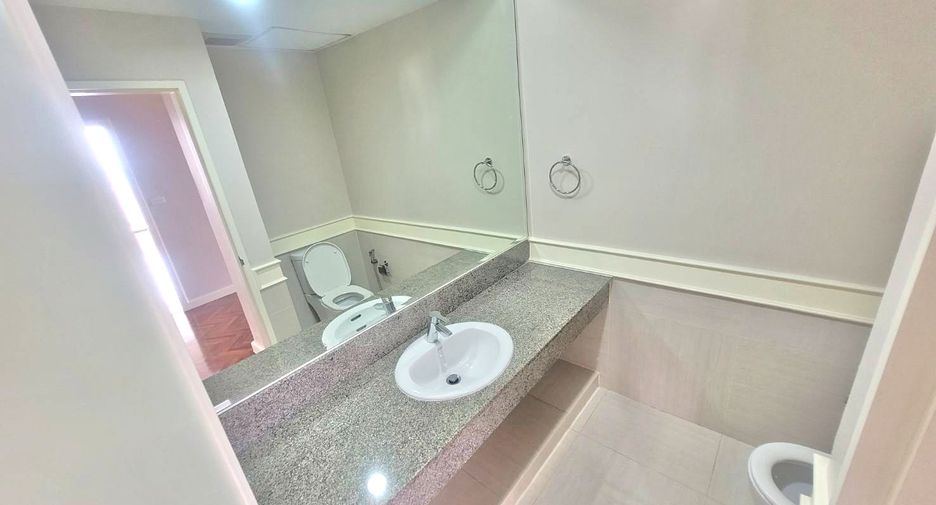 For rent 3 bedrooms condo in Yan Nawa, Bangkok