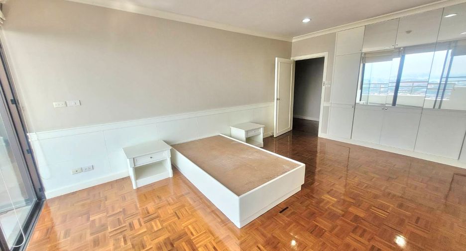 For rent 3 bedrooms condo in Yan Nawa, Bangkok