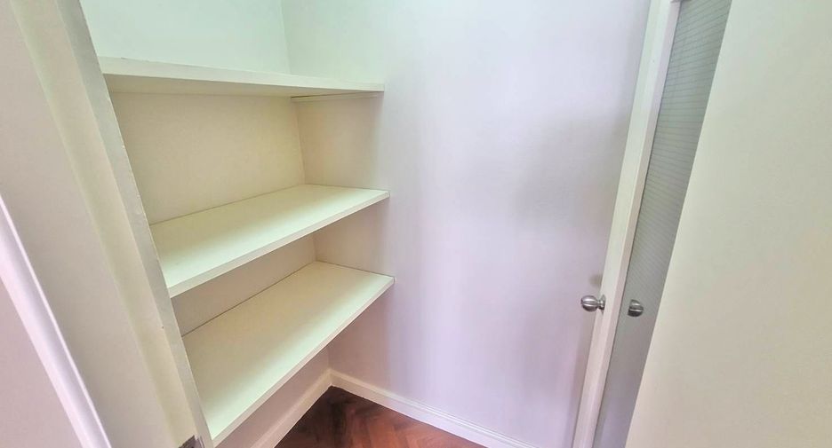 For rent 3 bedrooms condo in Yan Nawa, Bangkok