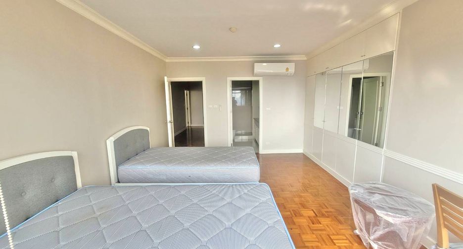 For rent 3 bedrooms condo in Yan Nawa, Bangkok