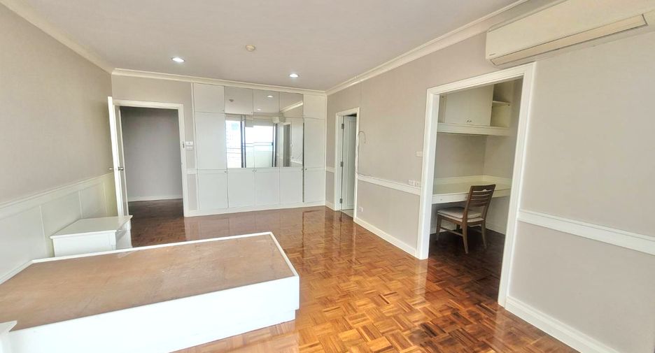 For rent 3 bedrooms condo in Yan Nawa, Bangkok