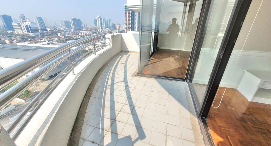 For rent 3 bedrooms condo in Yan Nawa, Bangkok