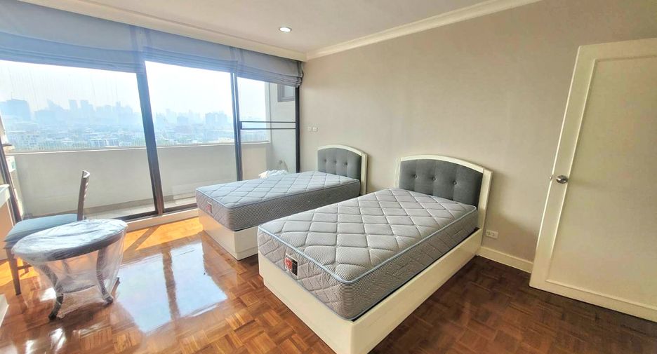 For rent 3 bedrooms condo in Yan Nawa, Bangkok