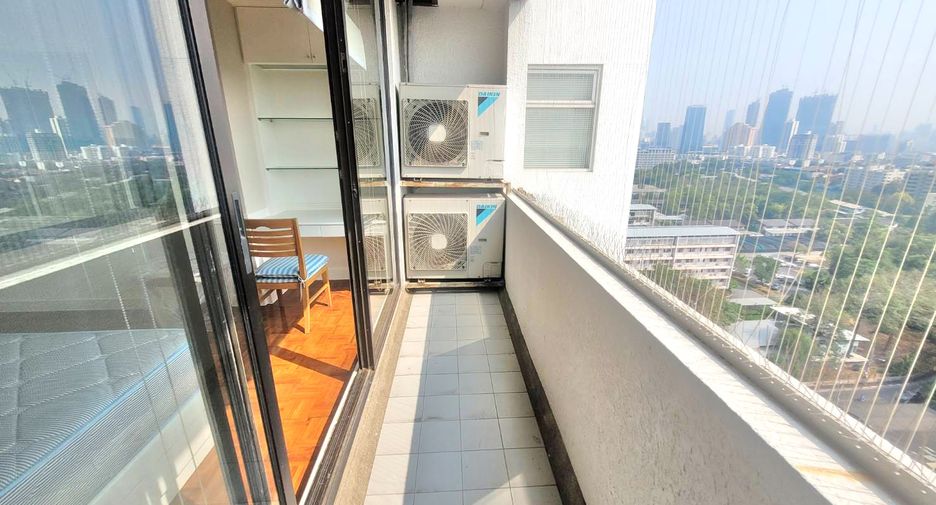 For rent 3 bedrooms condo in Yan Nawa, Bangkok