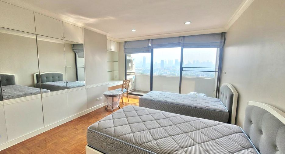 For rent 3 bedrooms condo in Yan Nawa, Bangkok